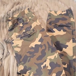 GAP camouflage Girlfriend Chino.